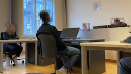 Der Angeklagte saß wieder einmal bei Gericht.