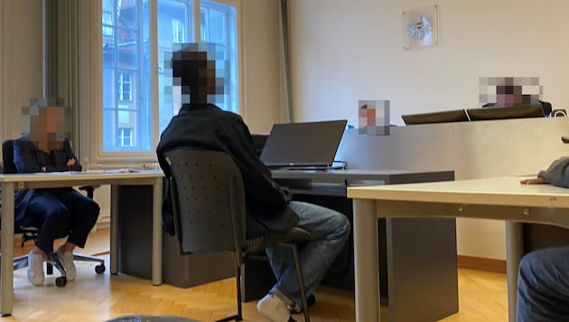 Der Angeklagte saß wieder einmal bei Gericht.