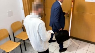 Der Angeklagte vor dem großen Schwurgerichtssaal in Linz