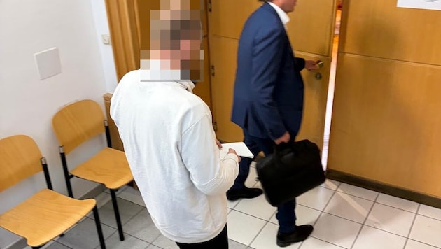 Der Angeklagte vor dem großen Schwurgerichtssaal in Linz