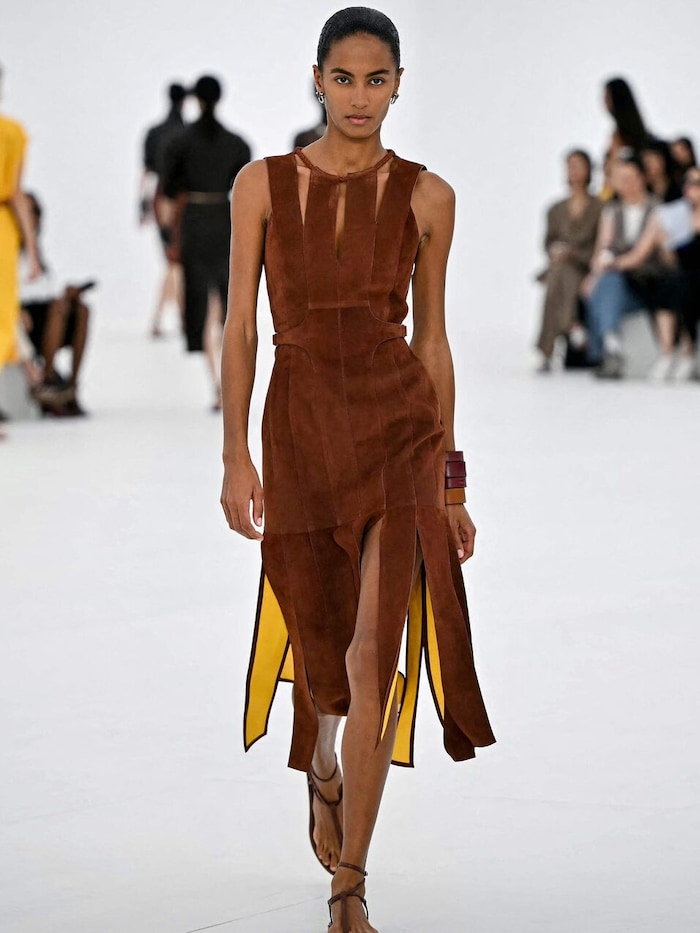 Auch bei Luxuslabel Hermès zeigt sich die herbstliche Farbe von ihrer Schoko- ladenseite.