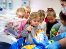 Untersuchen, abhören und trösten sorgten für emsiges Kindertrippeln in Wien-Favoriten.