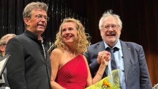 Irina Lino Bejubelte Uraufführung: Dirigent Thomas Rösner mit Sopranistin Marysol Schalit und Komponist ...