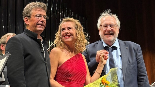 Bejubelte Uraufführung: Dirigent Thomas Rösner mit Sopranistin Marysol Schalit und Komponist ...