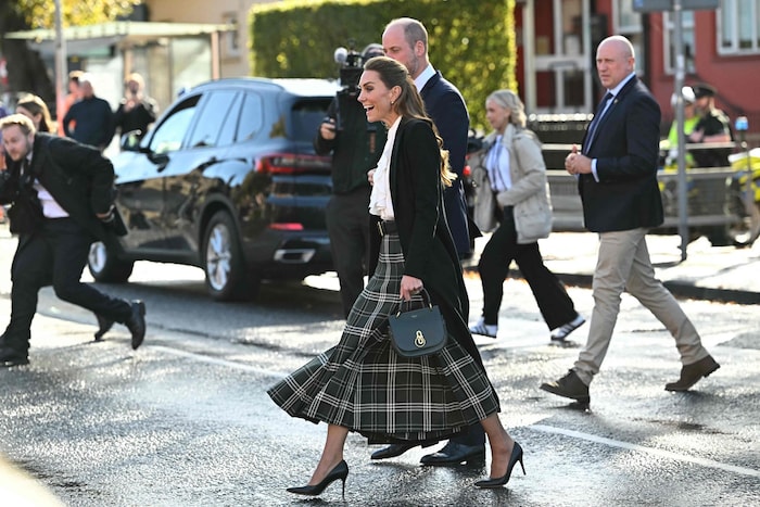 Kate trug die schwarze Small Amberley Satchel des britischen Luxuslabels Mulberry.