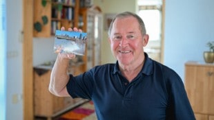 Peter Hasenauer (67) mit der Postkarte, die 1988 in La Plata abgesendet worden war.