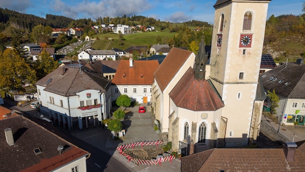 In Zwettl sorgten zwei Rohrbrüche für Wasserknappheit. Bei der Pfarre (li.) gingen pro Tag 20 ...