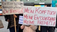 Auch kleine Mädchen mit Kopftuch gingen mit Taferln auf die Straße.
