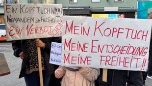 Auch kleine Mädchen mit Kopftuch gingen mit Taferln auf die Straße.