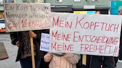 Auch kleine Mädchen mit Kopftuch gingen mit Taferln auf die Straße.