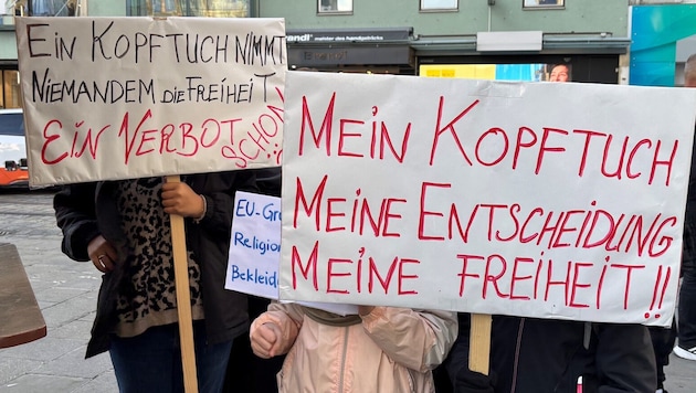 Auch kleine Mädchen mit Kopftuch gingen mit Taferln auf die Straße.
