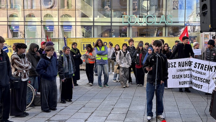 Eine Abordnung vom Bundes- schulzentrum Auhof demonstrierte mit.