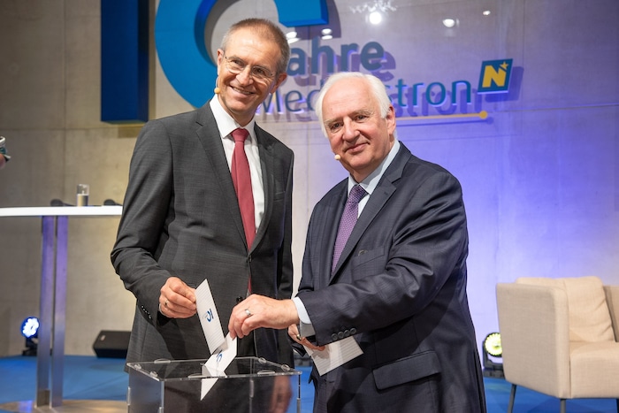 MedAustron Geschäftsführer Alfred Zens (li.) und der ärztliche Direktor Eugen B. Hug deponieren ...