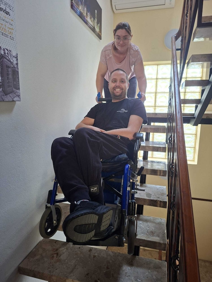 Gerald G., hier mit seiner Frau Ramona, ist dank des von einem Leser gespendeten Treppenliftes ...