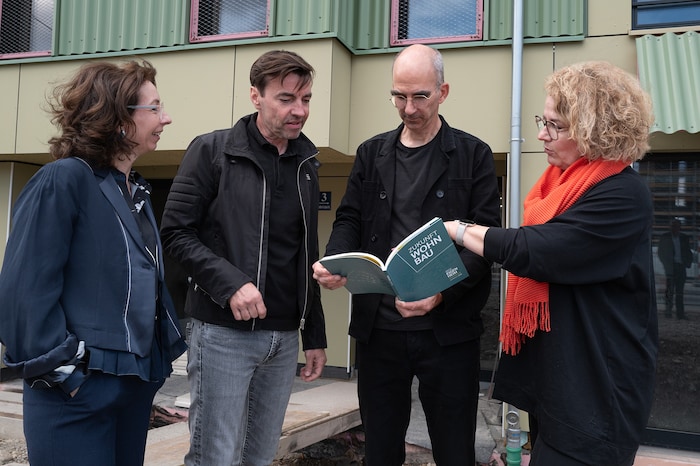 Stickler, Rädler, Klaffke und Teschl-Hofmeister bei Besichtigung von „Das große kleine Haus“