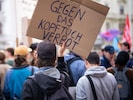 Zu den Demos riefen linke Gruppen, darunter SPÖ-Jugendorganisationen, auf. 