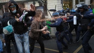 Polizisten in Paris setzen Pfefferspray gegen Demonstranten ein. Die Härte der Einsatzkräfte bei ...
