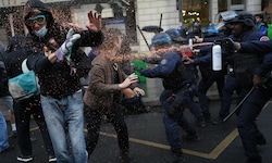 Polizisten in Paris setzen Pfefferspray gegen Demonstranten ein. Die Härte der Einsatzkräfte bei ...