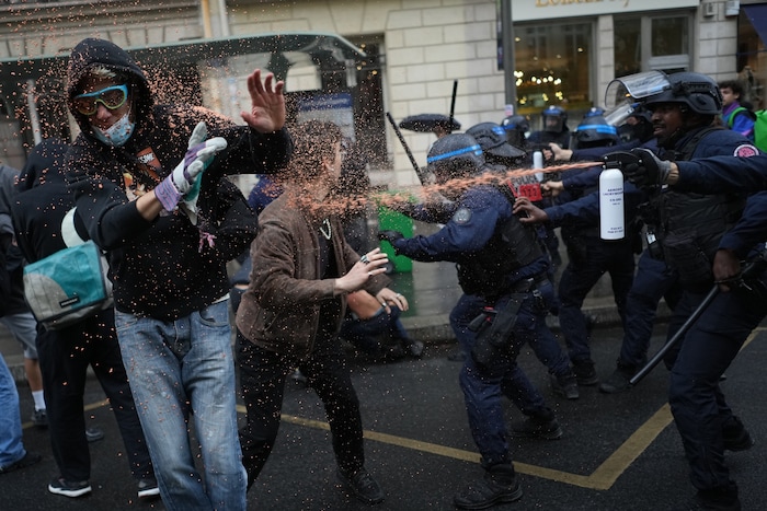 Polizisten in Paris setzen Pfefferspray gegen Demonstranten ein. Die Härte der Einsatzkräfte bei ...