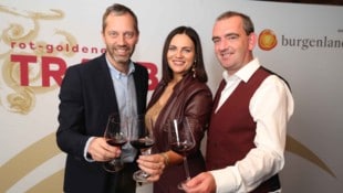„Krone“-Geschäftsführer Clemens Schwaiger mit Astrid Eisenkopf und dem Mann des Abends, Herbert ...