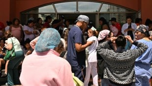 Menschen vor dem Santo-Tomas-Krankenhaus in Panama-Stadt, das evakuiert wurde.