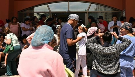 Menschen vor dem Santo-Tomas-Krankenhaus in Panama-Stadt, das evakuiert wurde.