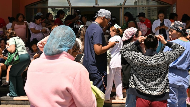Menschen vor dem Santo-Tomas-Krankenhaus in Panama-Stadt, das evakuiert wurde.
