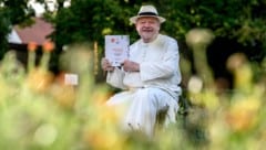 Vor blühenden Ringelblumen im Klostergarten von Stift Geras: Kräuterpfarrer Benedikt mit seinem ...