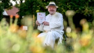Vor blühenden Ringelblumen im Klostergarten von Stift Geras: Kräuterpfarrer Benedikt mit seinem ...