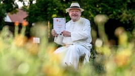 Vor blühenden Ringelblumen im Klostergarten von Stift Geras: Kräuterpfarrer Benedikt mit seinem ...