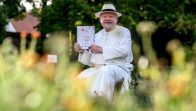 Vor blühenden Ringelblumen im Klostergarten von Stift Geras: Kräuterpfarrer Benedikt mit seinem ...