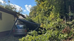 Das Carport wurde erheblich eingedrückt.