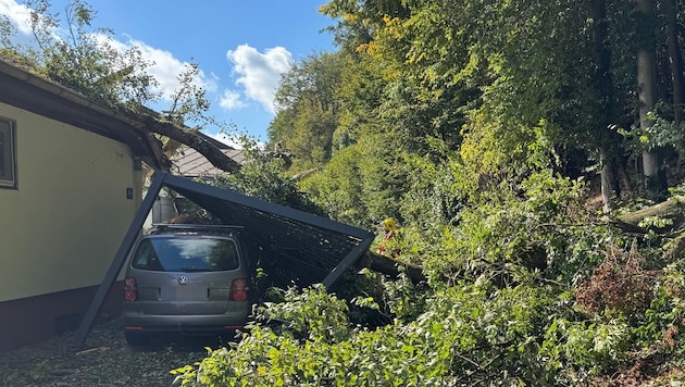 Das Carport wurde erheblich eingedrückt.