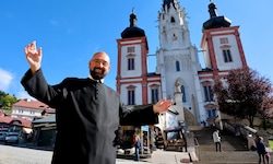 Der neue Superior Christoph Pecolt vor der berühmten Basilika.