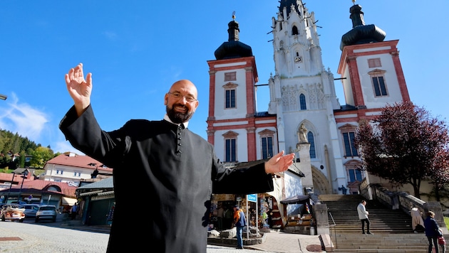 Der neue Superior Christoph Pecolt vor der berühmten Basilika.