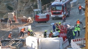 Die 19 Tonnen schwer Maschine musste wieder aufgestellt werden.
