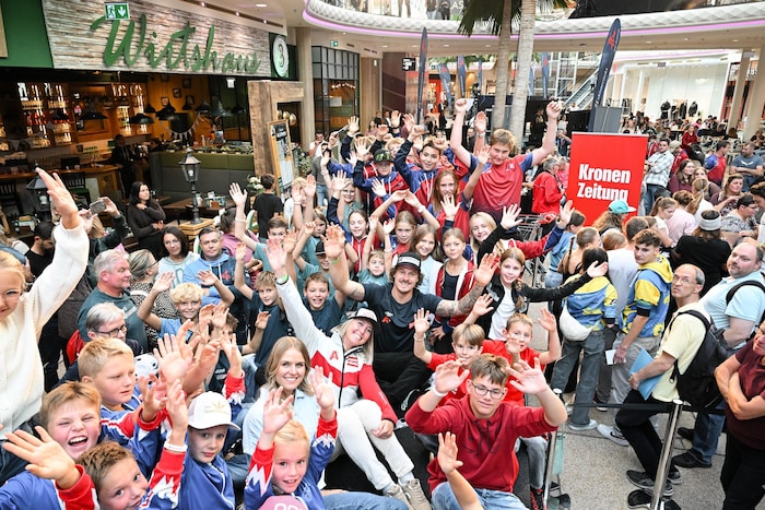 Conny Hütter und Manuel Feller hatten mit Kids Spaß