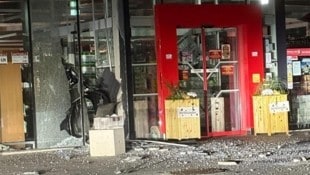 Die Sprengung des Bankomaten durch unbekannte Täter hat eine Spur der Verwüstung hinterlassen. 