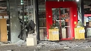 Die Sprengung des Bankomaten durch unbekannte Täter hat eine Spur der Verwüstung hinterlassen. 