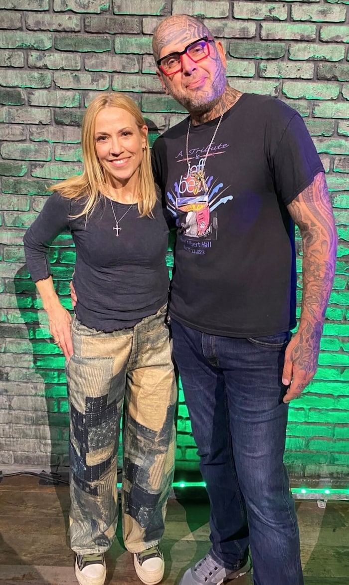 Bandleiter und „Tattoofreak“ Martin Sohar mit Sheryl Crow
