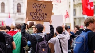 Mitten am Schultag: Hunderte Jugendliche protestierten am Freitag gegen das Kopftuchverbot für ...