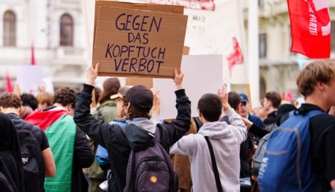 Mitten am Schultag: Hunderte Jugendliche protestierten am Freitag gegen das Kopftuchverbot für ...