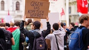 Mitten am Schultag: Hunderte Jugendliche protestierten am Freitag gegen das Kopftuchverbot für ...