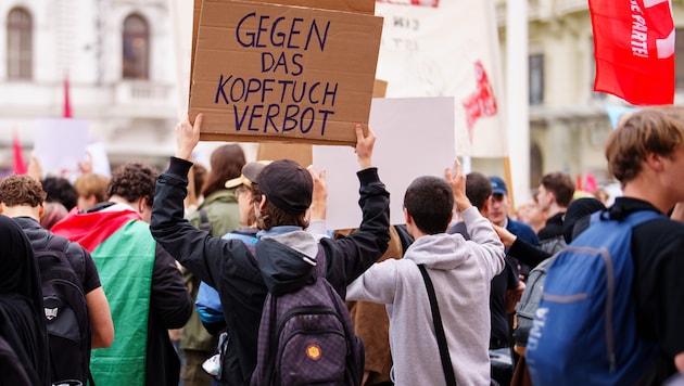 Mitten am Schultag: Hunderte Jugendliche protestierten am Freitag gegen das Kopftuchverbot für ...