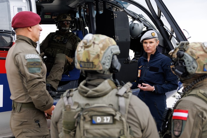 Das Einsatzkommando Cobra (links im Bild Kommandant Generalmajor Rainer Wintersteiger) und die ...