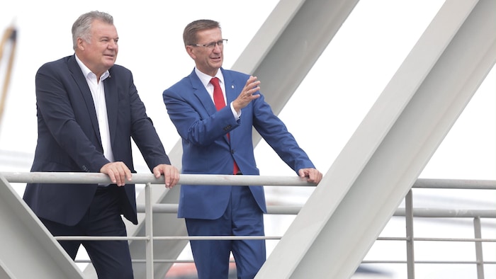 Infrastruktur-Landesrat Günther Steinkellner (FPÖ, li.) und Wirtschafts-Landesrat Markus ...