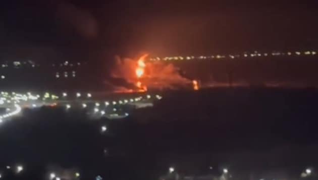 Durch die Drohnenattacke in der Nacht brach ein Brand in der Ölanlage aus.