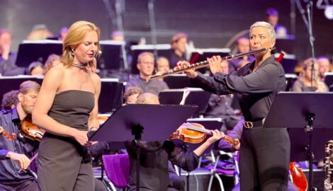 Maria Kalesnikava (rechts) mit Sopranistin iktoriia Vitrenko beim Auftritt in Graz