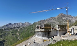 Blauer Himmel über viele Wochen begleitete die Bauarbeiten auch bei der neuen Planseggbahn in ...