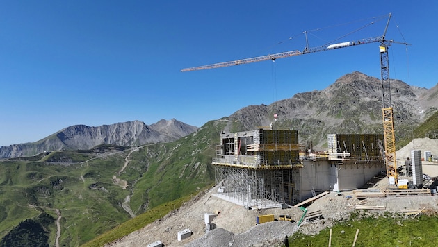 Blauer Himmel über viele Wochen begleitete die Bauarbeiten auch bei der neuen Planseggbahn in ...